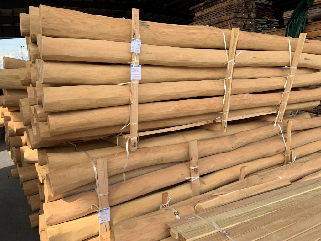 planche de bois carrée brune