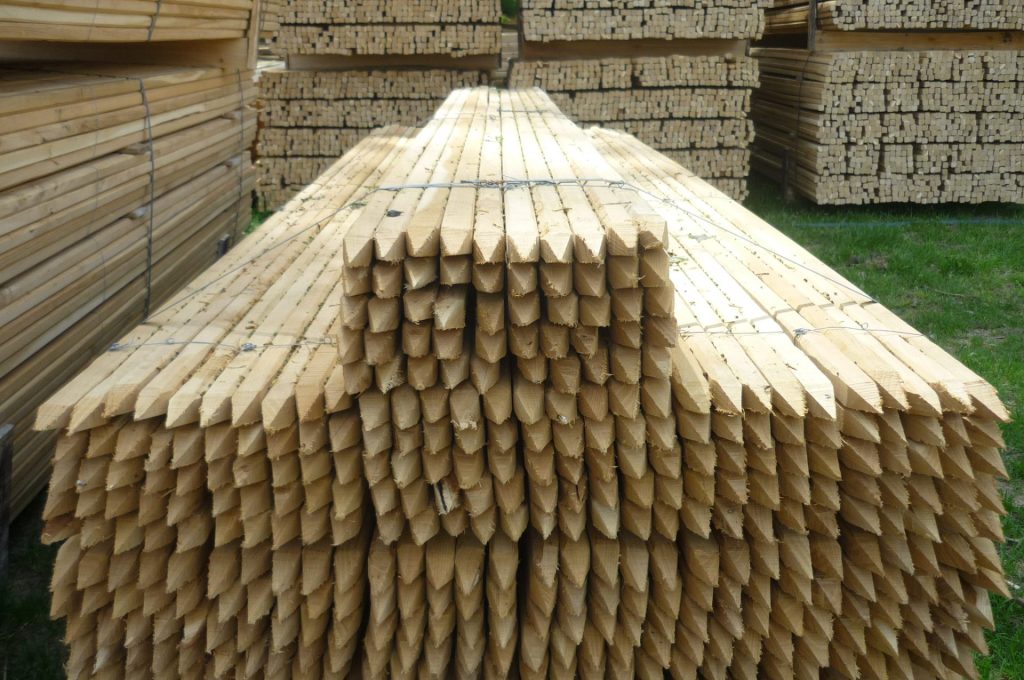 Caractéristiques du châtaignier Le châtaignier est apprécié pour sa bonne tenue face à l’humidité et sa stabilité dimensionnelle. Il convient aux ouvrages nécessitant solidité et durabilité, tout en conservant un aspect naturel valorisant la matière.